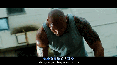 标准的迈克尔贝式主角风,这个肌肉猛男的样子填充了很大的视觉空间,更