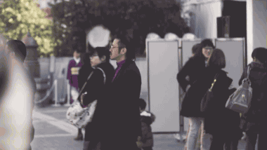 巧夺麻袋!大哥们伸手一指,似乎发现目标,朝着小伙子就跑过去了!