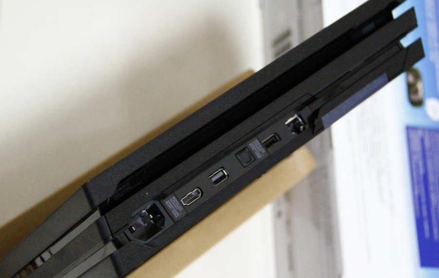 背后的接口比ps4多了一个usb3.