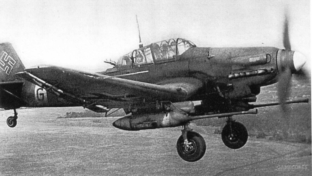 镜头里俯冲过来的便是臭名昭著的ju-87斯图卡俯冲轰炸机.