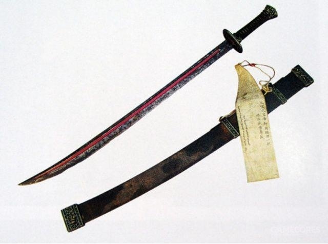 努尔哈赤腰刀,一把典型的雁翎刀,刀身有战损,证明这把刀并非摆设.