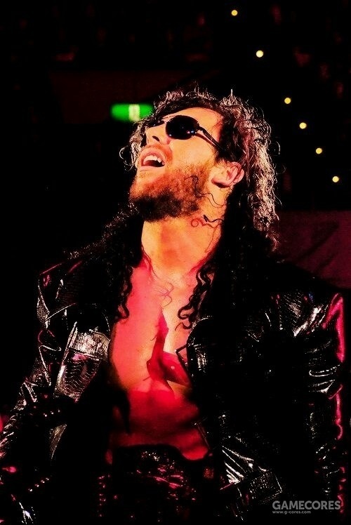 kenny omega来自加拿大,是njpw(新日本摔角)联盟的一名职业摔角手