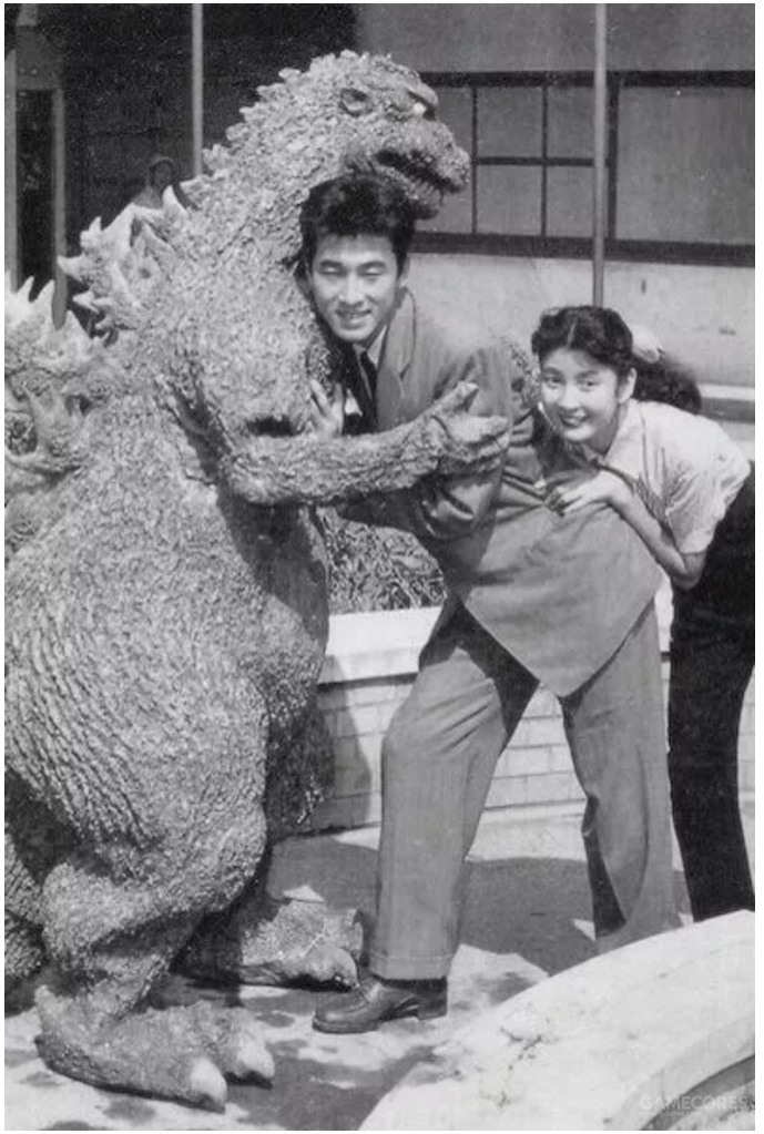 1954年,哥斯拉与主演宝田明和河内桃子