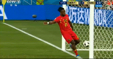 今年坐在教练席的他以丰富的肢体语言,让大家记住了他的存在.