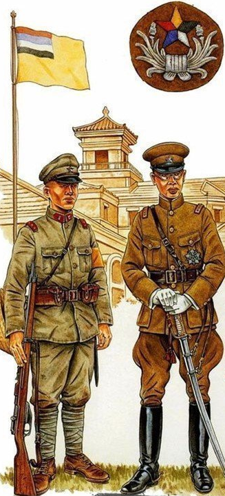 1937年之后,伪满军服逐步向日军日本陆军的昭五式军服靠拢,伪满军的