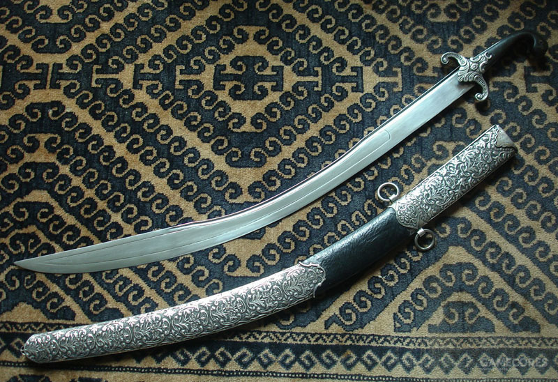 土耳其的宽头弯刀pala,刀头专门加宽,刀背两侧延伸出t形加强筋,完全是