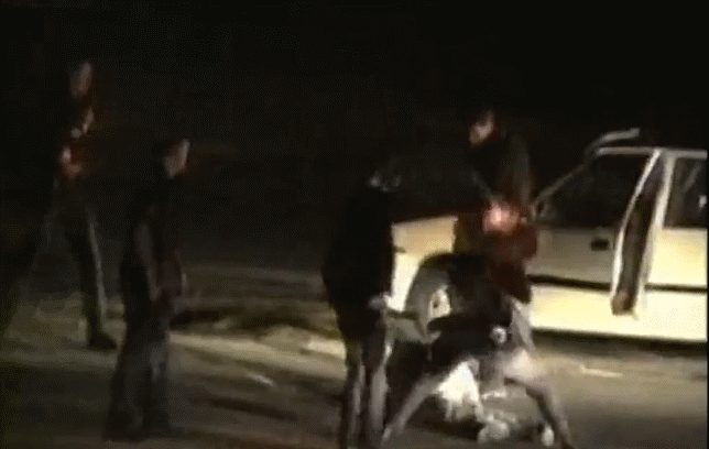 事后,四名涉及围殴罗德尼金的警察,被联邦法院以违反民权被审判,陪审