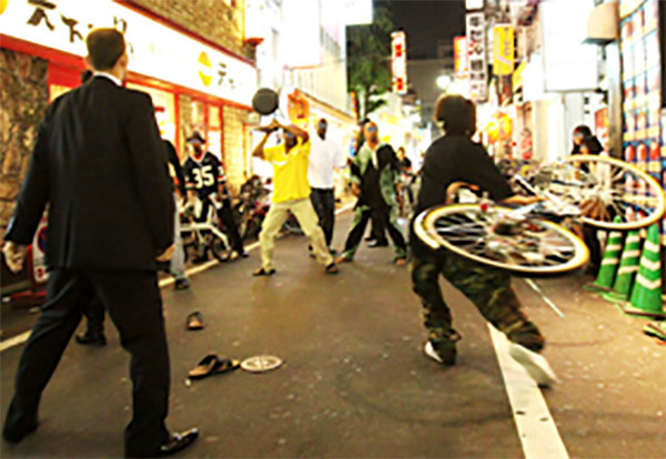 在歌舞伎町,因拉客引发的暴力事件层出不穷,而这些冲击力的镜头都被