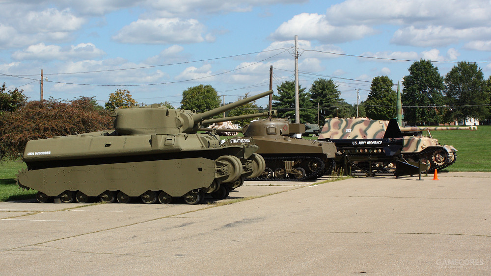 t1e1的身旁还有"谢尔曼"坦克和德国"费迪南"坦克歼击车,远处是"猎虎"