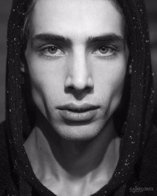 《鬼泣5》tgs2018 预告最后登场的这个神秘新角色 v 是由 owen hamze