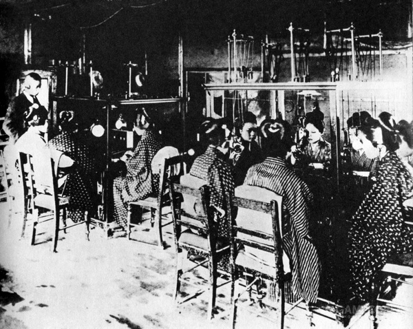 神户电话交换局的接线员,摄于1893年.