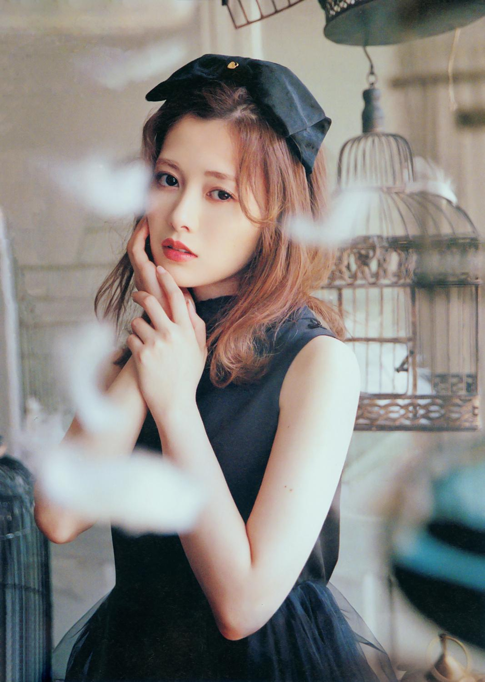 西野七濑,从小性格内向,不喜欢与人接触和人交往,母亲想要改变她孤僻