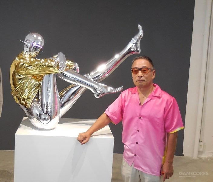 难得的是为了此展,空山基还与 case studio 合作推出限量版「a touch