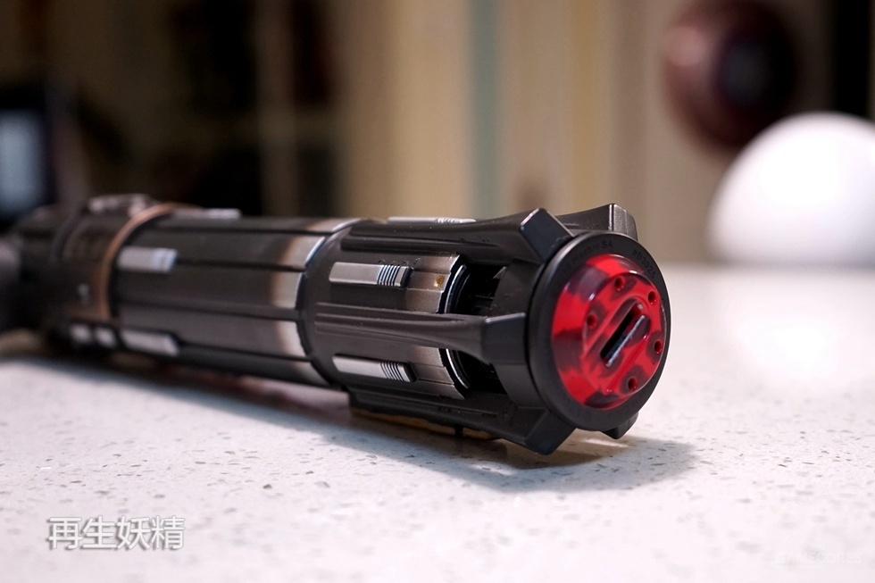 按照设定,由于凯洛&middot;伦的光剑剑刃很不稳定,红色等离子体总是