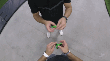 我们在上班的时候玩起了指尖陀螺,真的太无聊了