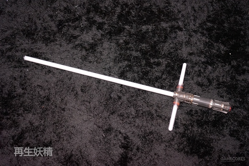 按照设定,由于凯洛&middot;伦的光剑剑刃很不稳定,红色等离子体总是