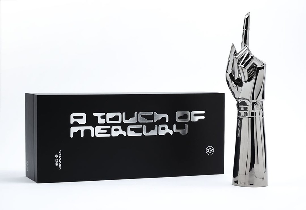 难得的是为了此展,空山基还与 case studio 合作推出限量版「a touch