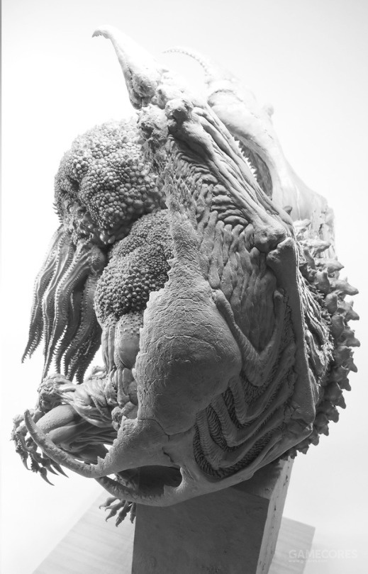 细致紧密的凸起让人想起他之前做过的新&middot;哥斯拉.