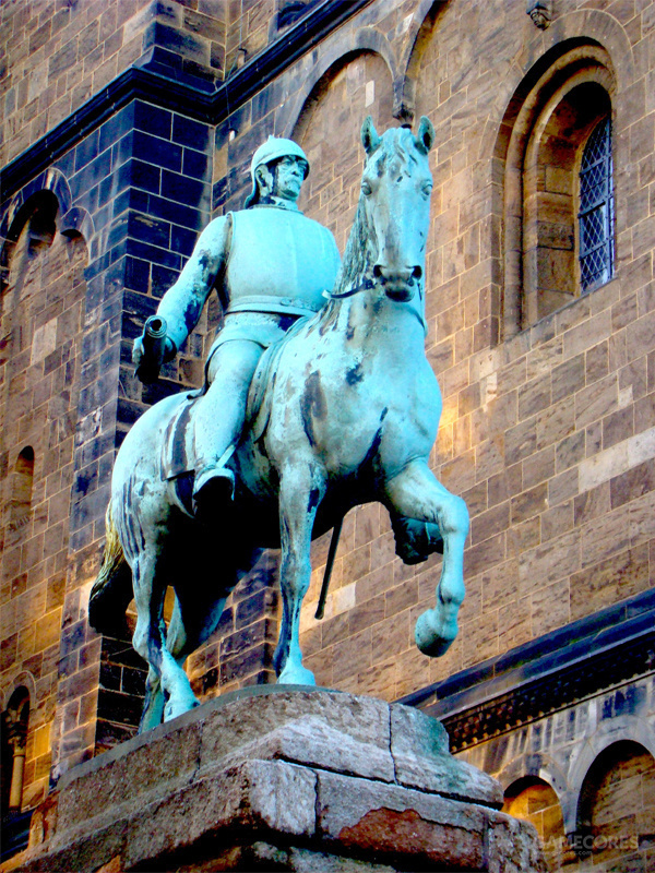 杜兰德尔(durandal)被世人熟知是因为它的主人,圣骑士罗兰.